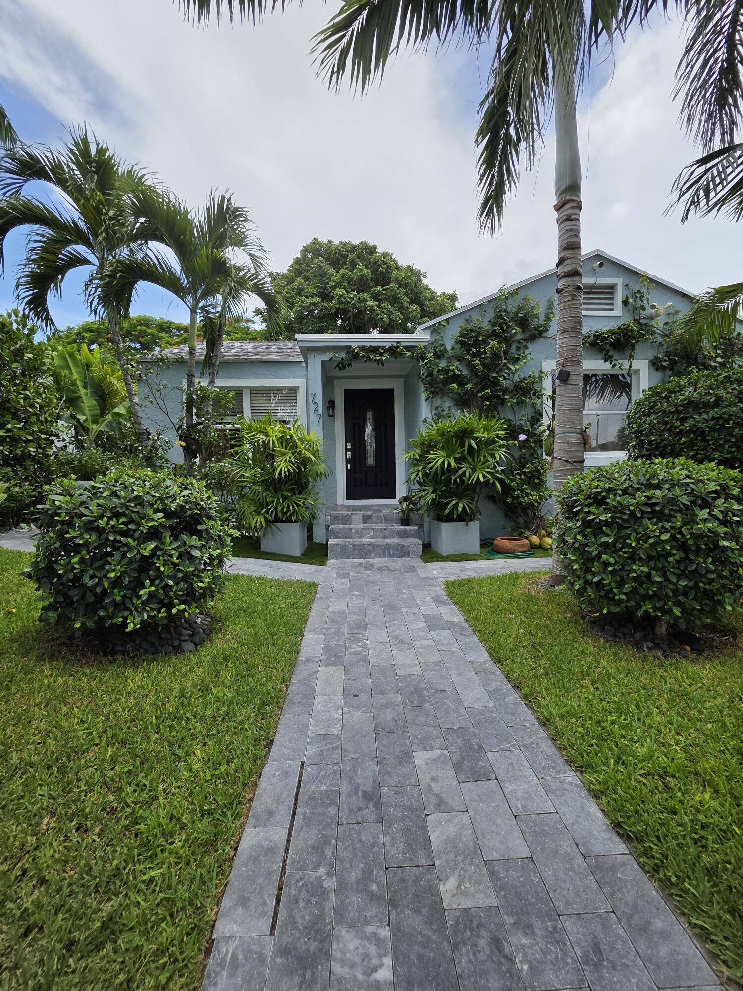 Discover this charming 4 bedroom, 2 bathroom family home nestled in the heart of West Palm Beach, just minutes from Downtown, the Intracoastal, PBI Airport, and the vibrant shops and ...