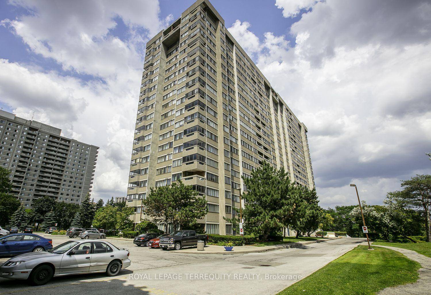 Welcome to the Aspenview, a wonderful family building with lots of quiet space, all within steps to downtown Mississauga.