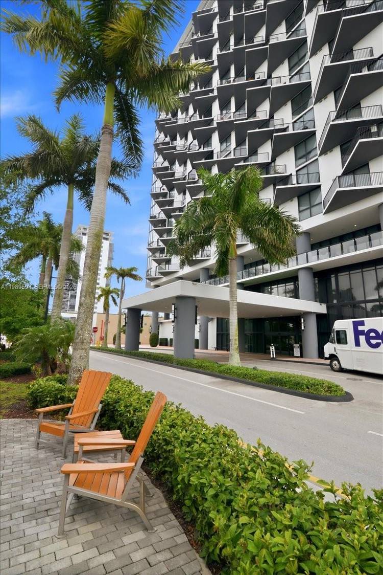 High rise Luxury Condo 2 2 in the Heart of Downtown Doral with amazing views of Downtown Doral amp ; Skyline view.
