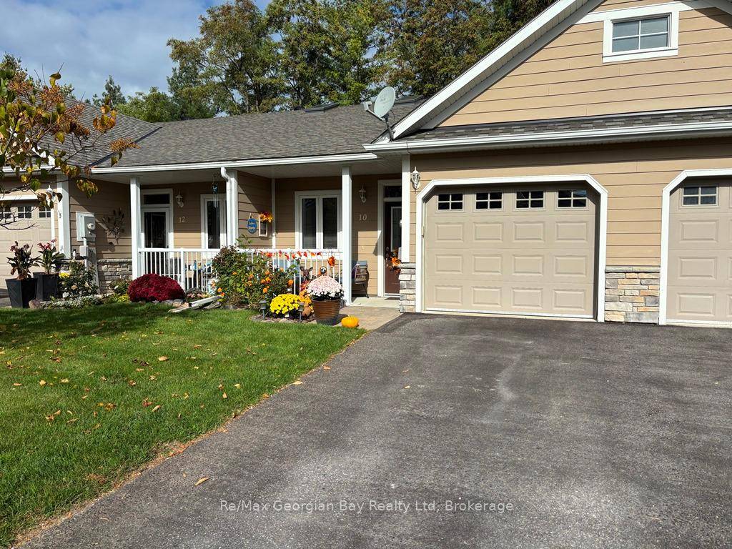 Lovely townhouse bungalow located in desirable Riverwalk community in the quaint village of Coldwater.