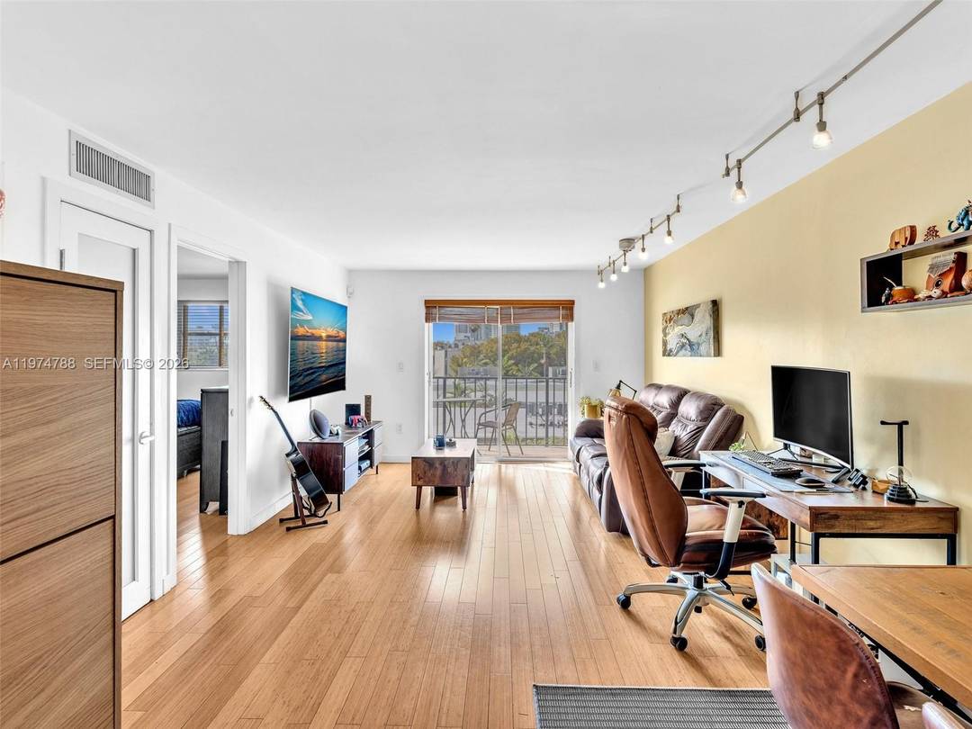 Amazing opportunity to own a beautiful 1 bedroom residence on Alton Road in Miami Beach !