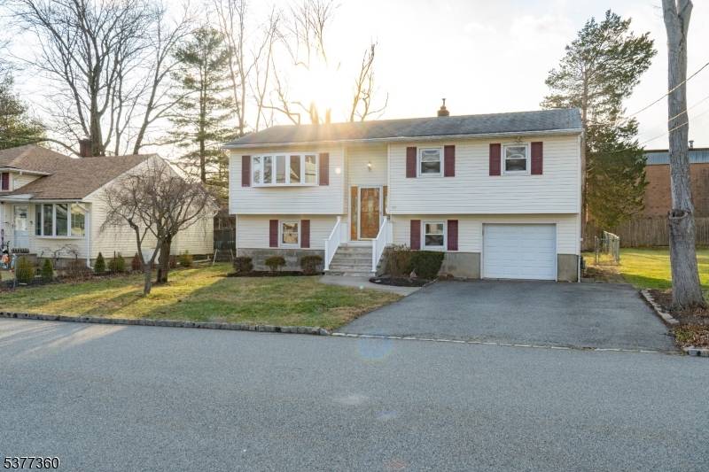 This special home with two nicely finished levels is perfect for those seeking to live in a nice neighborhood near parks, shopping, and commuter routes.