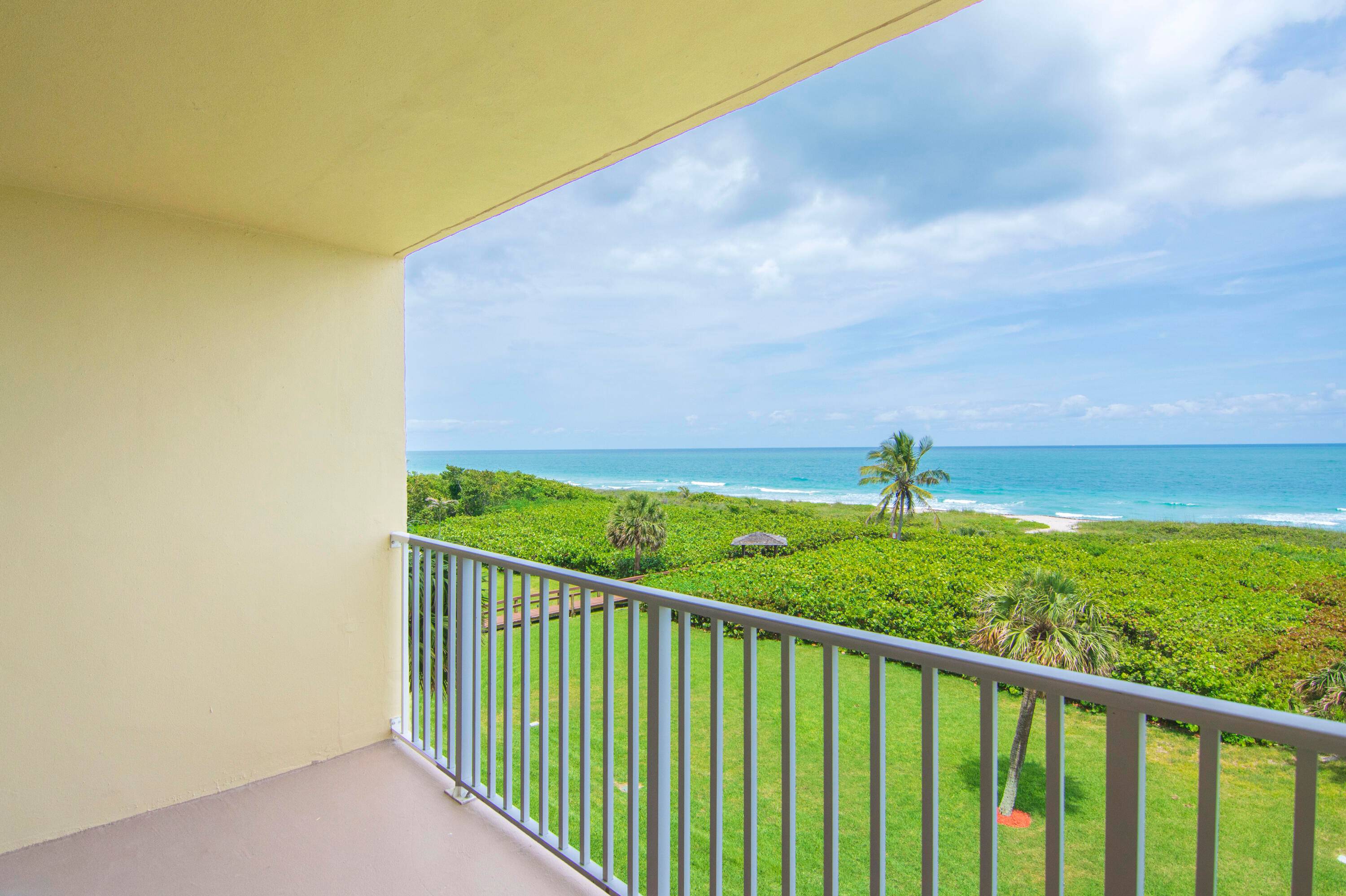 Spectacular Wide Ocean Views From This 4th Floor Condo Going Out To The Atlantic For Miles And Miles, Extraordinary View Of The Beach !