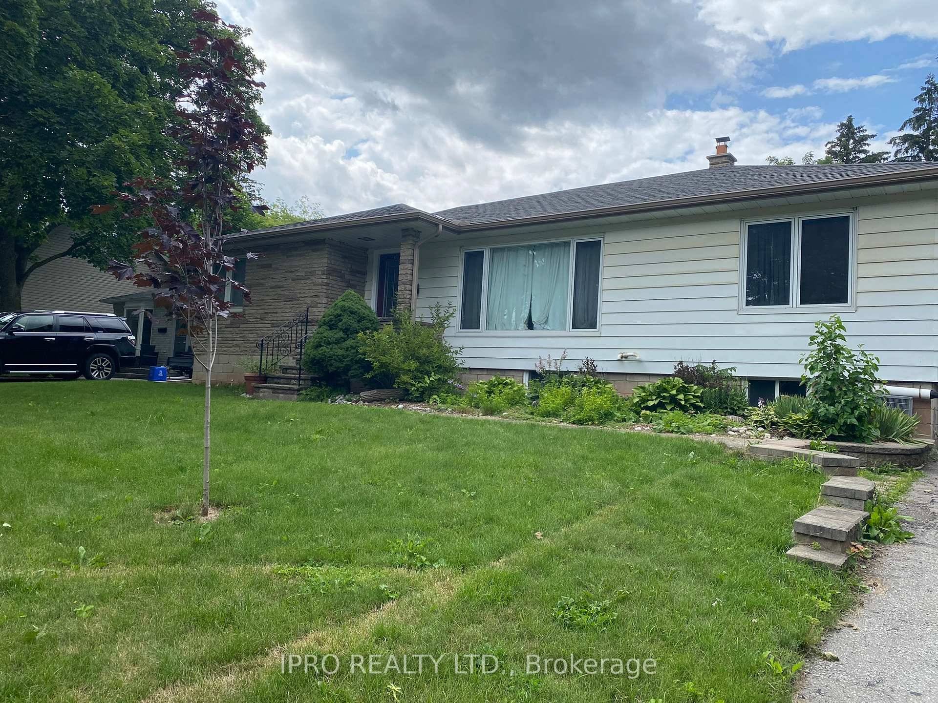 Bright amp ; spacious this basement unit offers 2 large bedrooms with lots of closet space, a stylish kitchen with island and large living dining room plus space to work ...