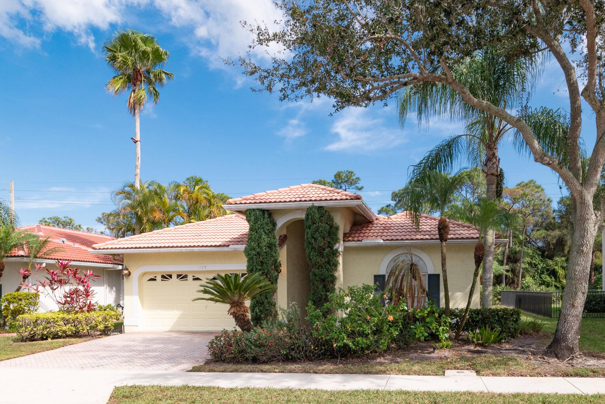 OPPORTUNITY ! Grab this single level pool home in the gated Hidden Hollow before someone else does !
