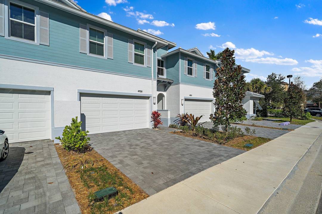 Welcome to your dream townhome in Palm Beach Gardens !