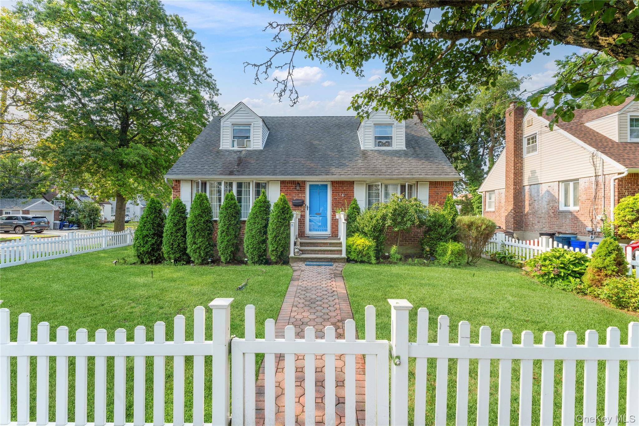 Your Perfect Valley Stream Corner Home Awaits !