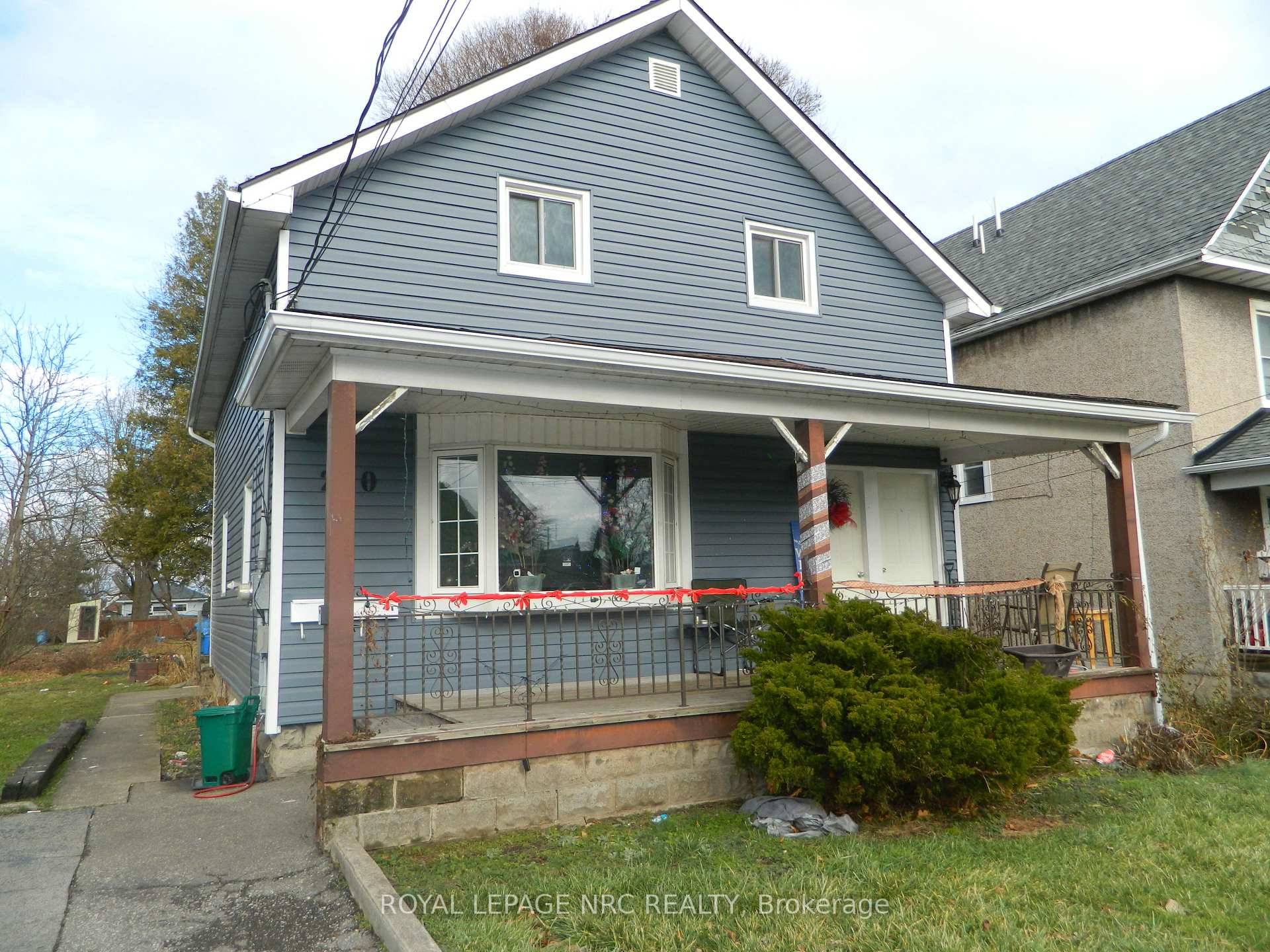 GREAT DUPLEX ONE BLOCK FROM BEAUTIFUL NIAGARA RIVER.