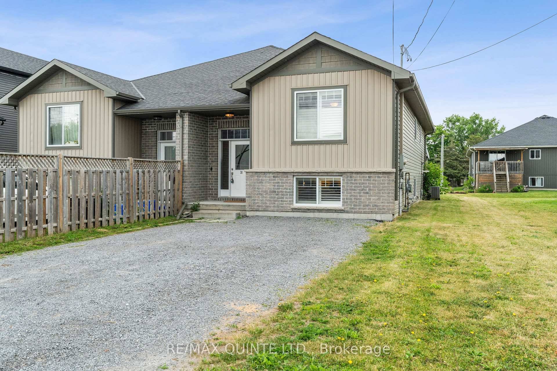 This well maintained semi detached raised bungalow offers 2 2 bedrooms and a fully finished layout on both levels.