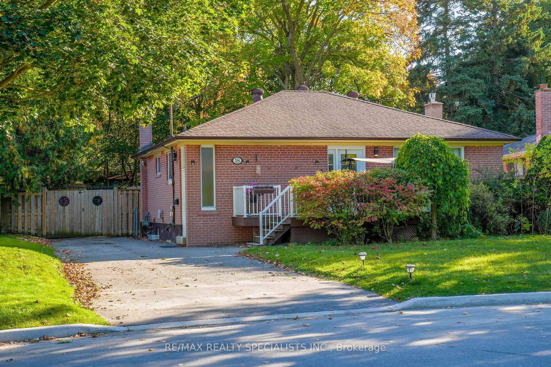 Imagine coming home to this charming 3 bedroom, 2 bath bungalow in one of Aurora's most desirable neighbourhoods.