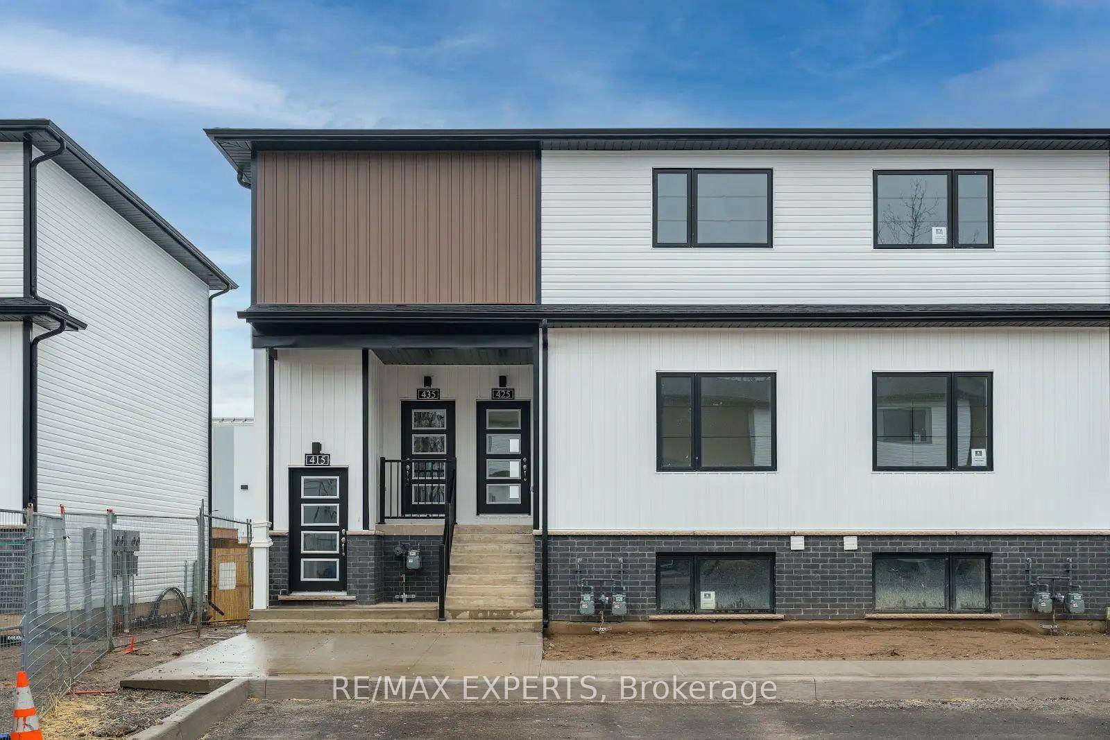 Charming End Unit Stacked Townhome in Niagara Falls Welcome to 435 4263 Fourth Avenue, a stunning end unit, top floor stacked townhome nestled in the heart of Niagara Falls, Ontario.