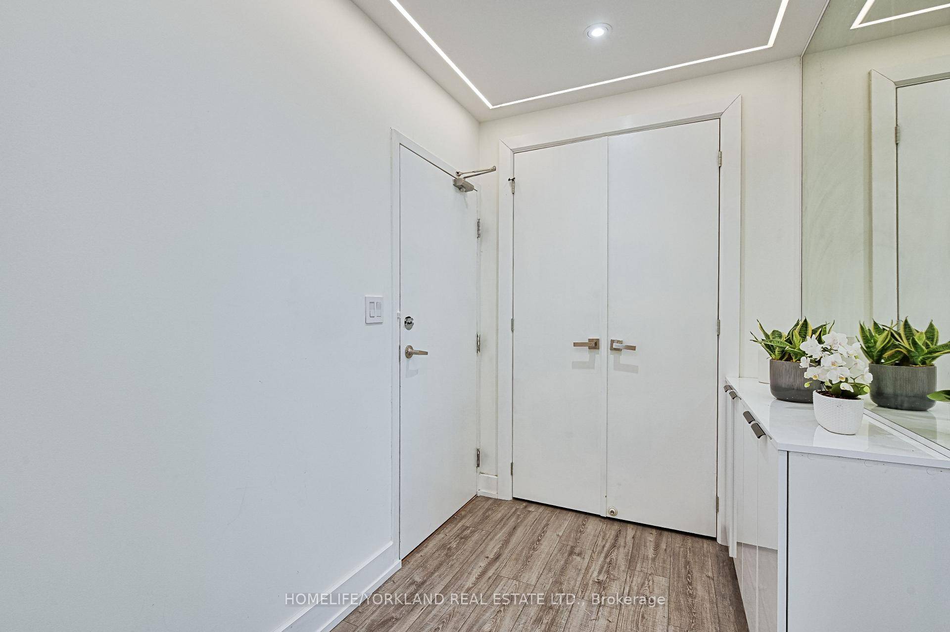 Luxury Living In Downtown Toronto !
