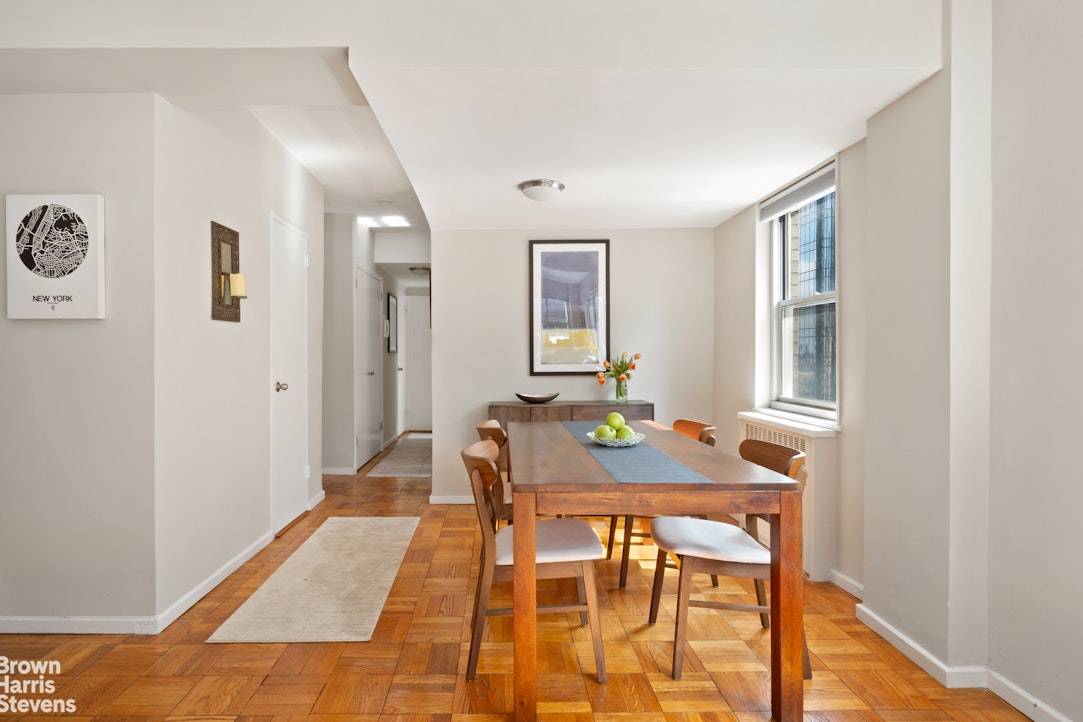 This high floor oversized corner bedroom convertible to a 2 bedroom see alternative floor plan in Turtle Bay has plenty of space and sunlight !