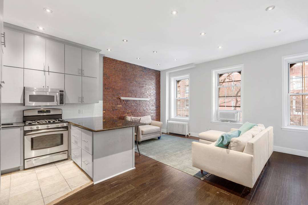 Charming 1 Bedroom in Carnegie Hill Pre War Elegance with Modern Comforts Nestled in the heart of Carnegie Hill, this beautiful 1 bedroom apartment blends pre war charm with contemporary ...
