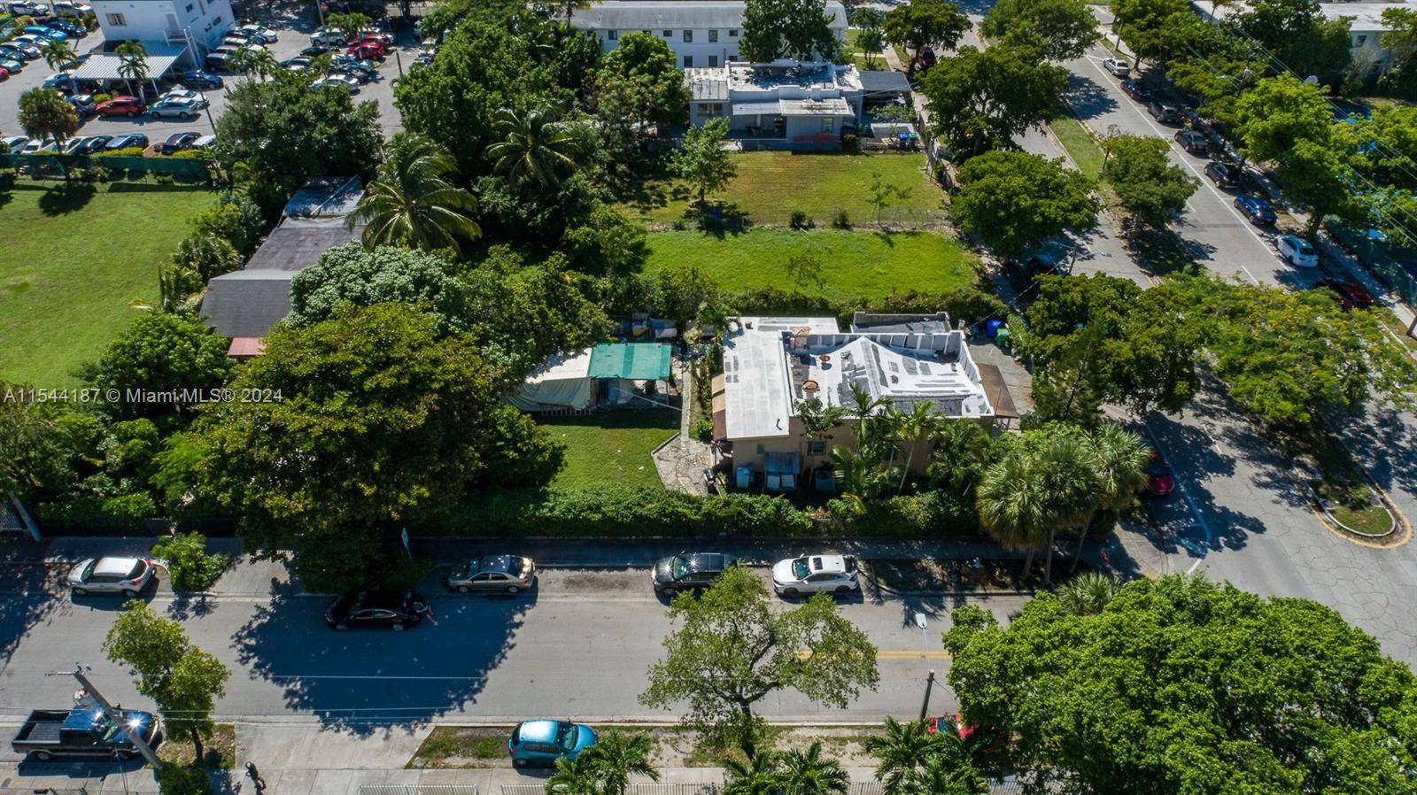 10, 000 SF T5 L CORNER PROPERTY Right at WYNWOOD NORTE.