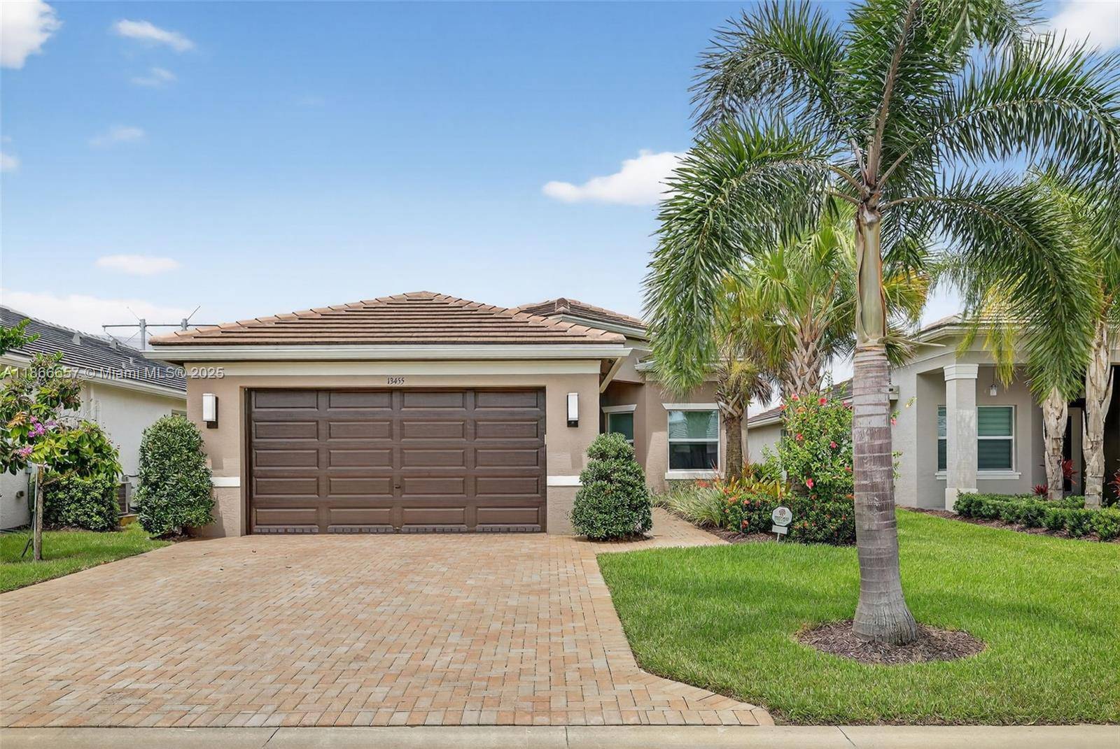 Stunning water view Marsala model filled with natural light !