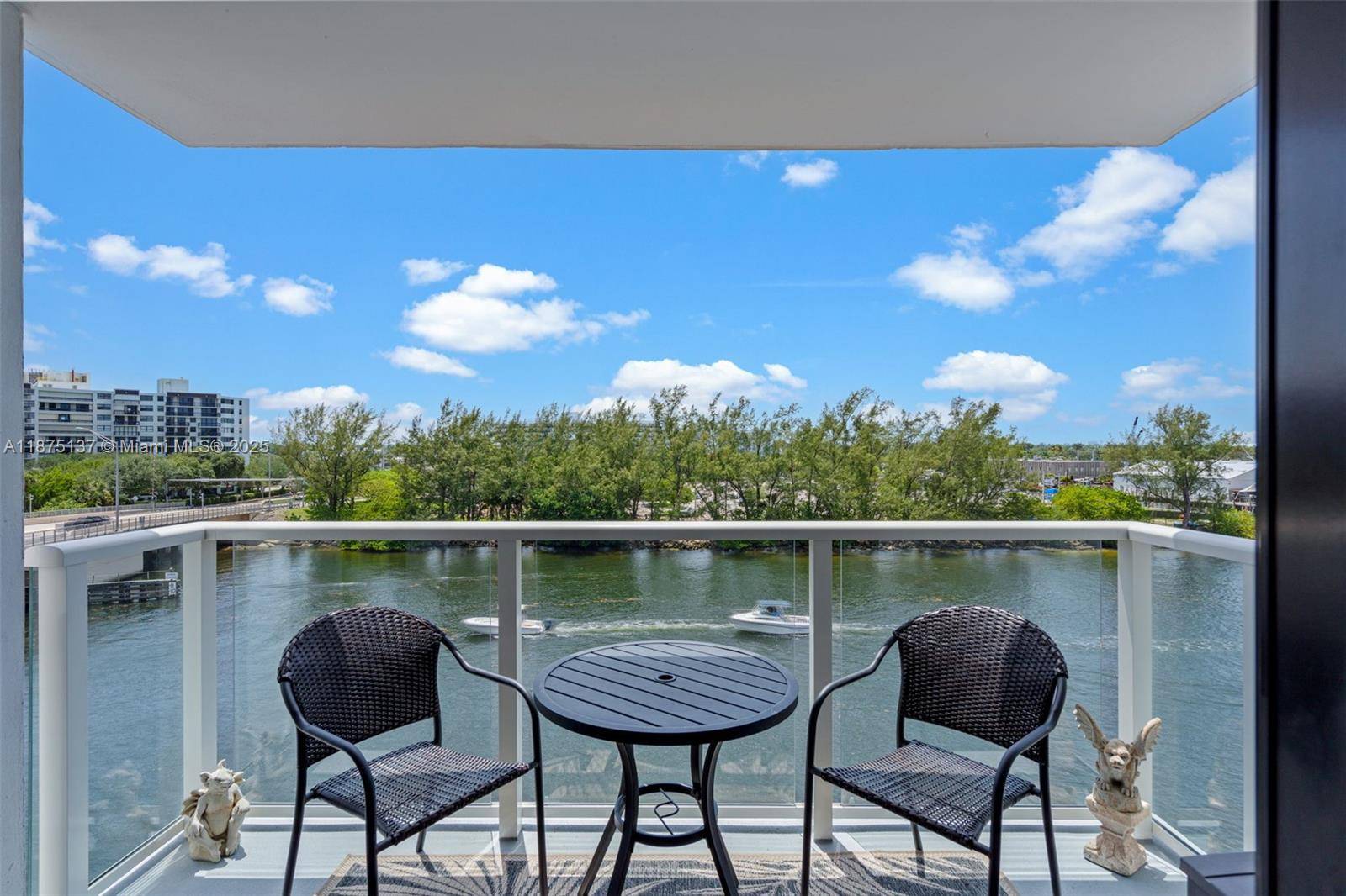 gt ; gt ; Wonderful Intracoastal Waterway views, on the water !