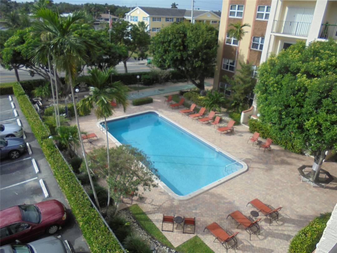 Charming 2 Bed 4th Floor Condo in 5 story building 2 blocks to beach.
