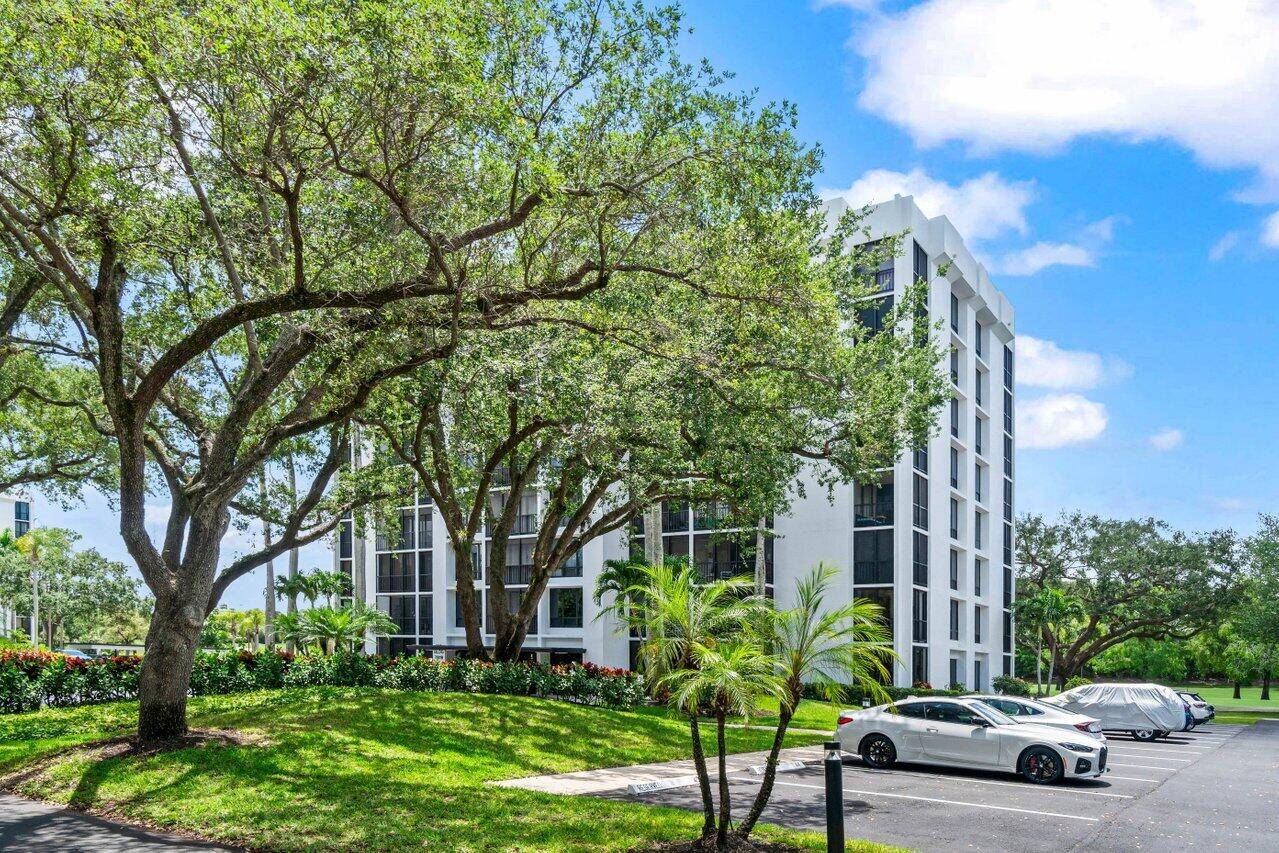Experience luxury living in this stunning, designer owned and professionally renovated 2 bedroom, 2 bathroom first floor condo, located in the prestigious Boca West Country Club the nation's 1 private ...