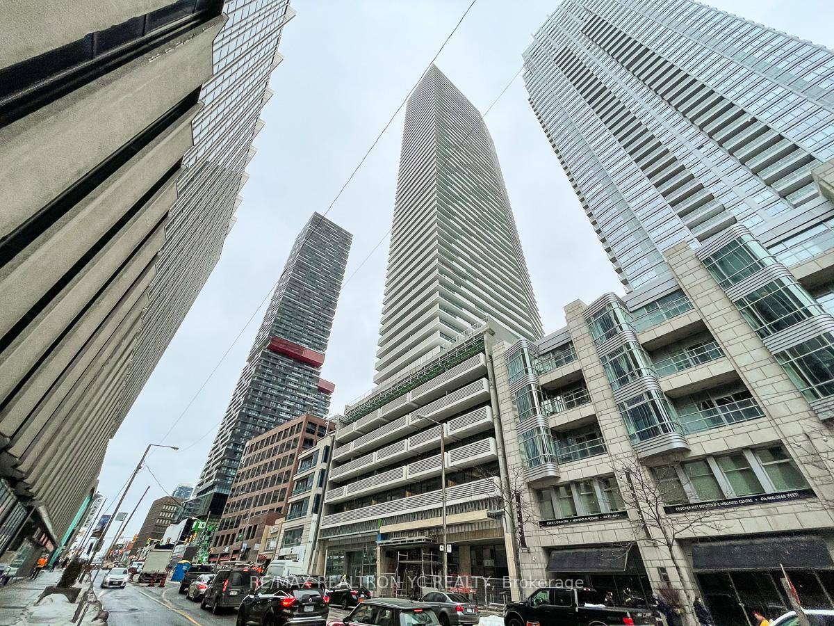 Situated in the vibrant heart of Midtown at Yonge amp ; Eglinton, this elegant 1 bedroom condominium offers 488 sq.