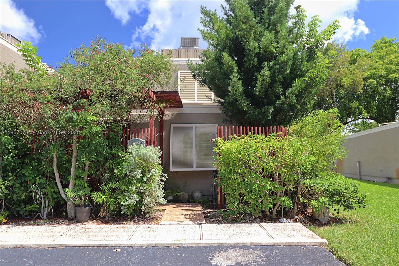 Spacious Penthouse model, Some cosmetic touches can earn you instant equity, Tile in the main areas, Vaulted living room ceiling, Free standing fireplace, Large principal bedroom, One bedroom and bath ...