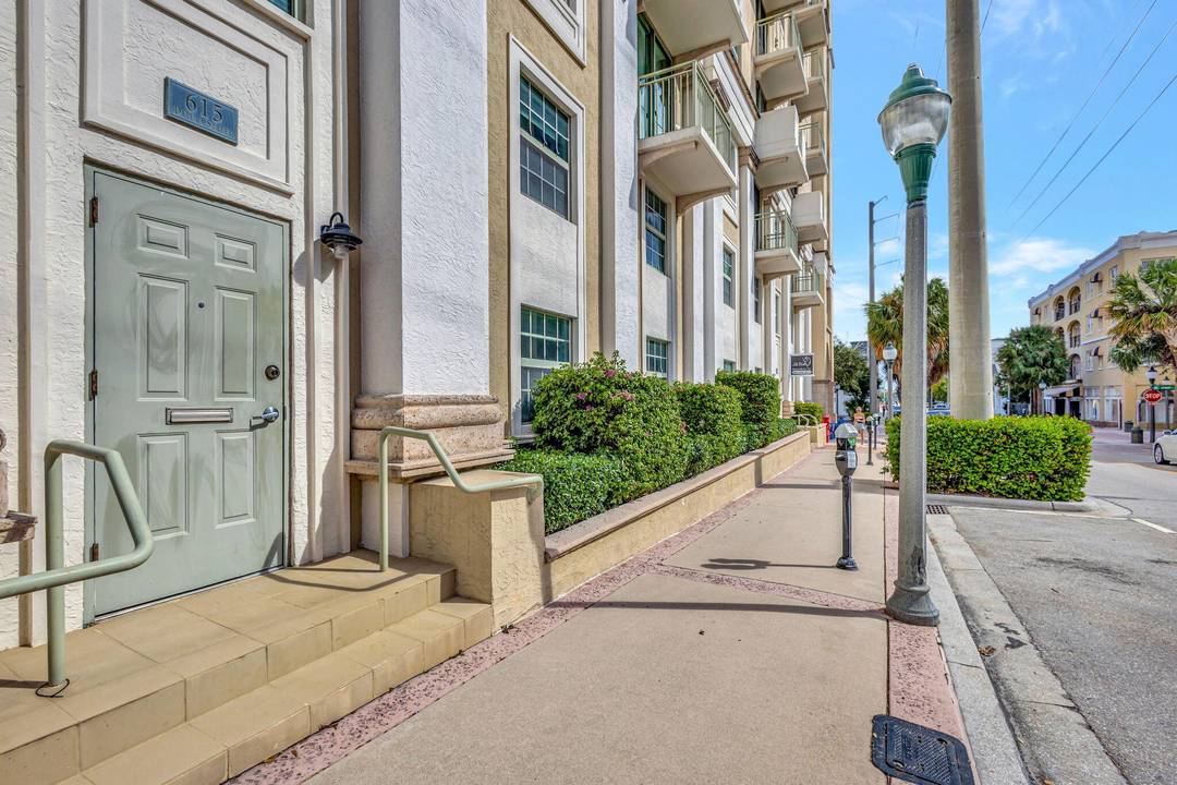 RARE UNIT IN CITYPLACE, 2 STORY 2 BEDROOM, 2 BATH, OVER 1500 SQ FT.