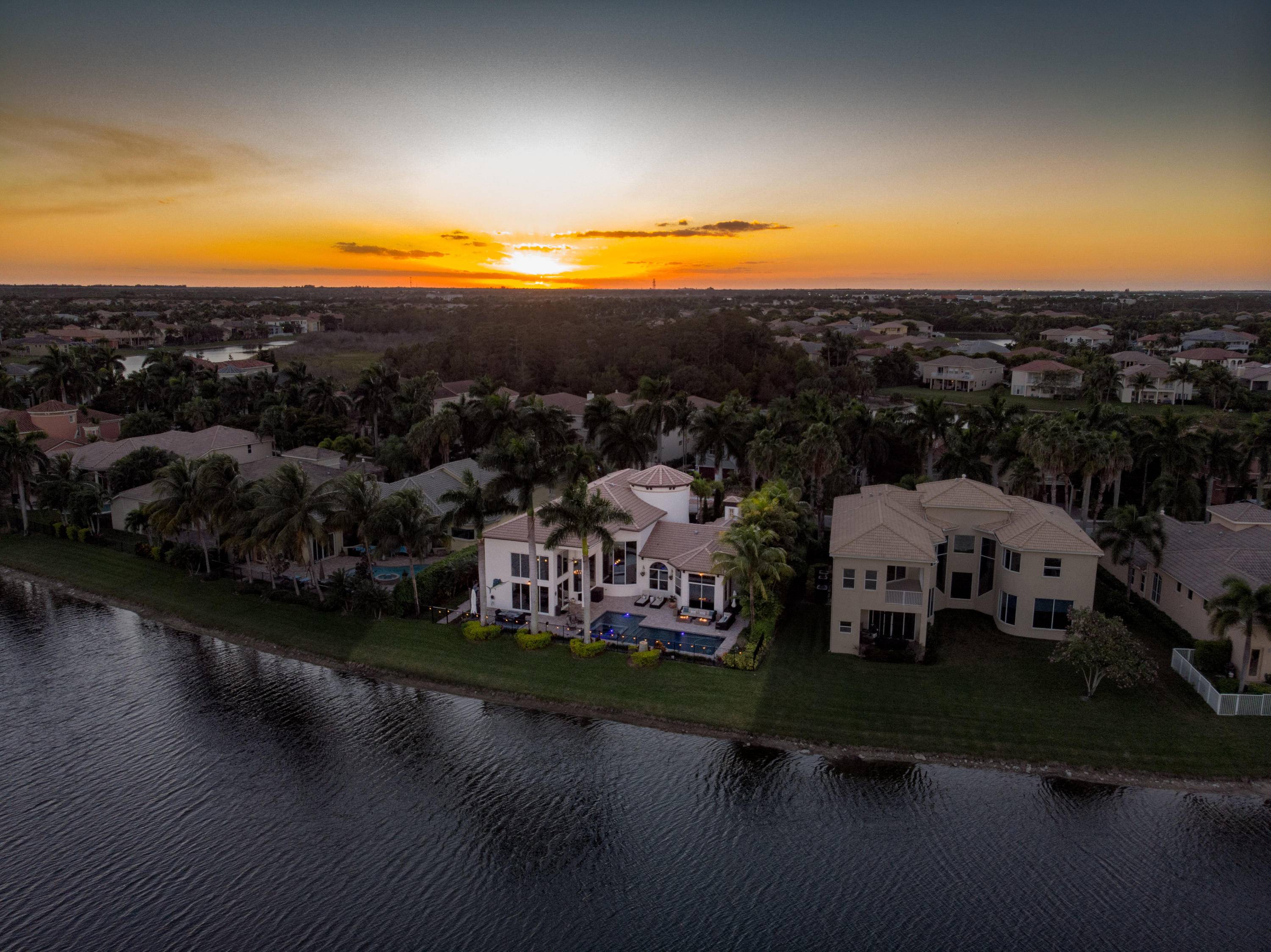 Feel like every day is a vacation living in this fully furnished Olympia Grandezza model !
