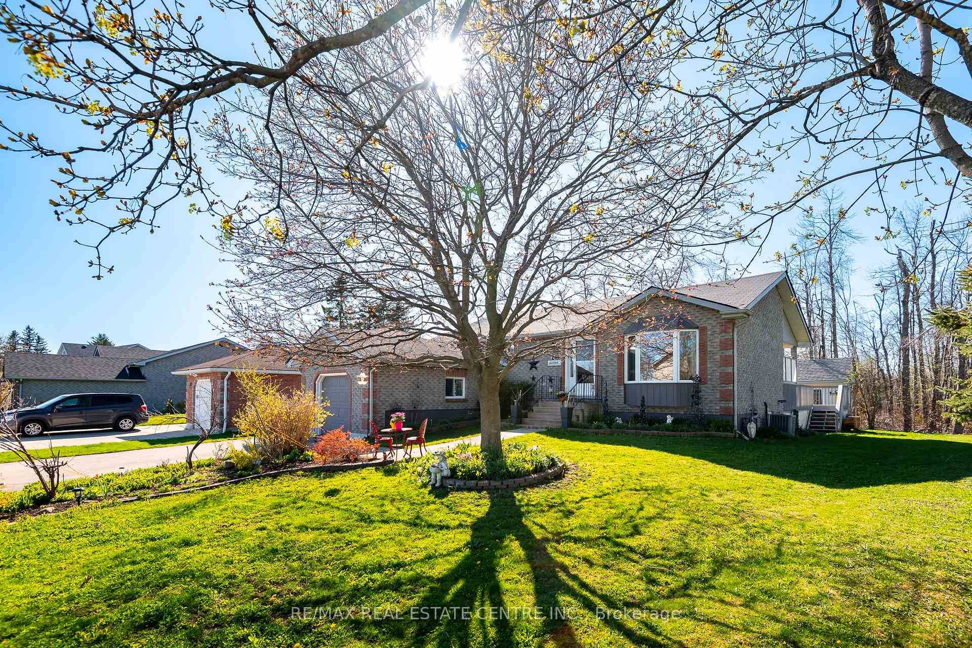 This meticulously maintained brick bungalow offers peaceful living on a quiet crescent with no rear neighbours.