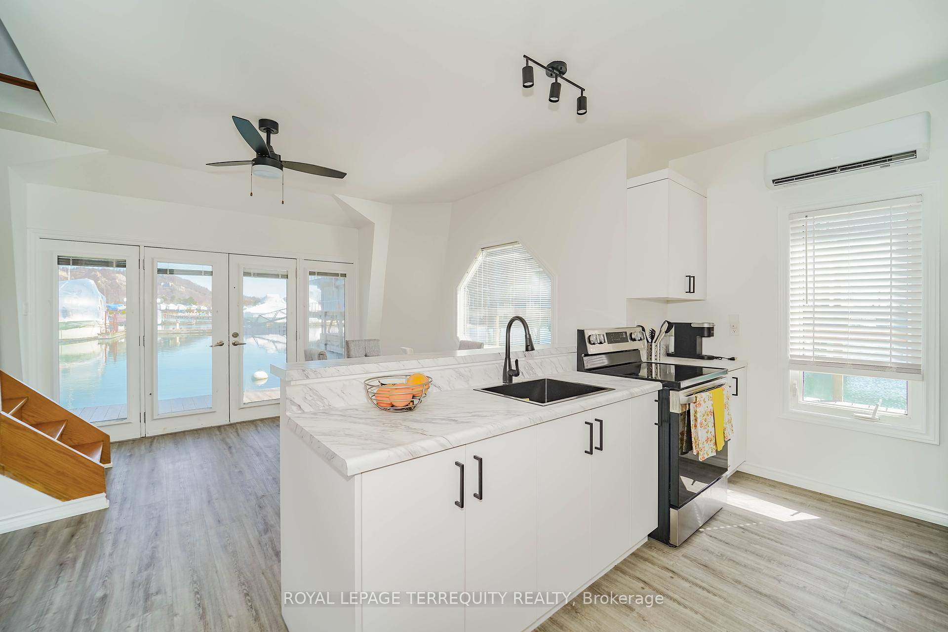 Cottage Living In The City amp ; Waterfront !