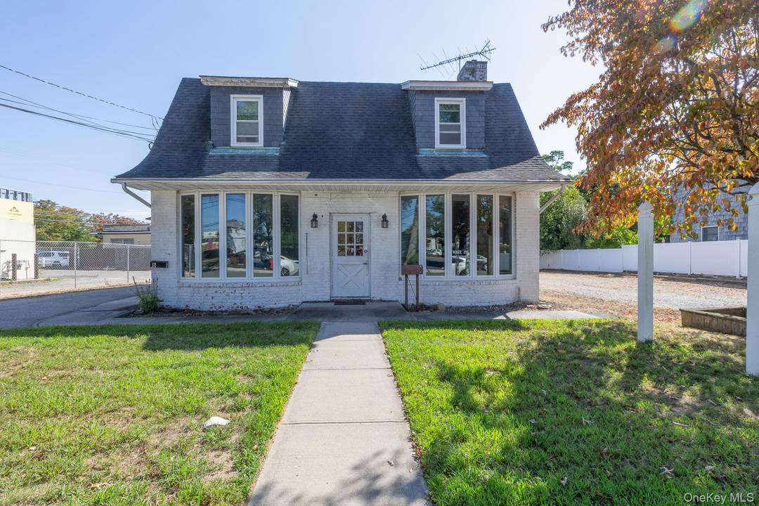 Classic Brick Mixed Use Building in High Traffic Corridor with Maximum Commercial Exposure !