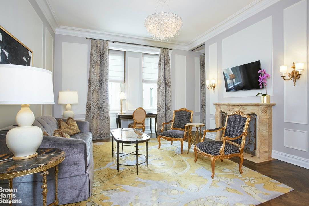 One of the highly coveted Edwardian Suites, this unit is nearly double the size of a standard Plaza guest room at 941 sf 87.