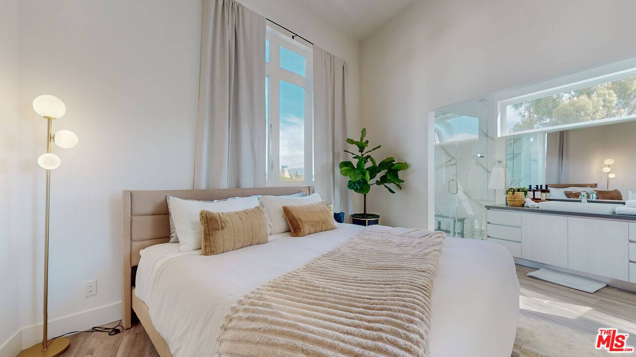 5500  W Olympic Blvd 2.0 Hancock Park LA