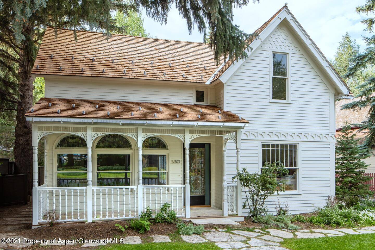 Combining classic Victorian architecture and fresh, contemporary interiors, Ro Rockett Design has created the quintessential Aspen home experience in the West End.