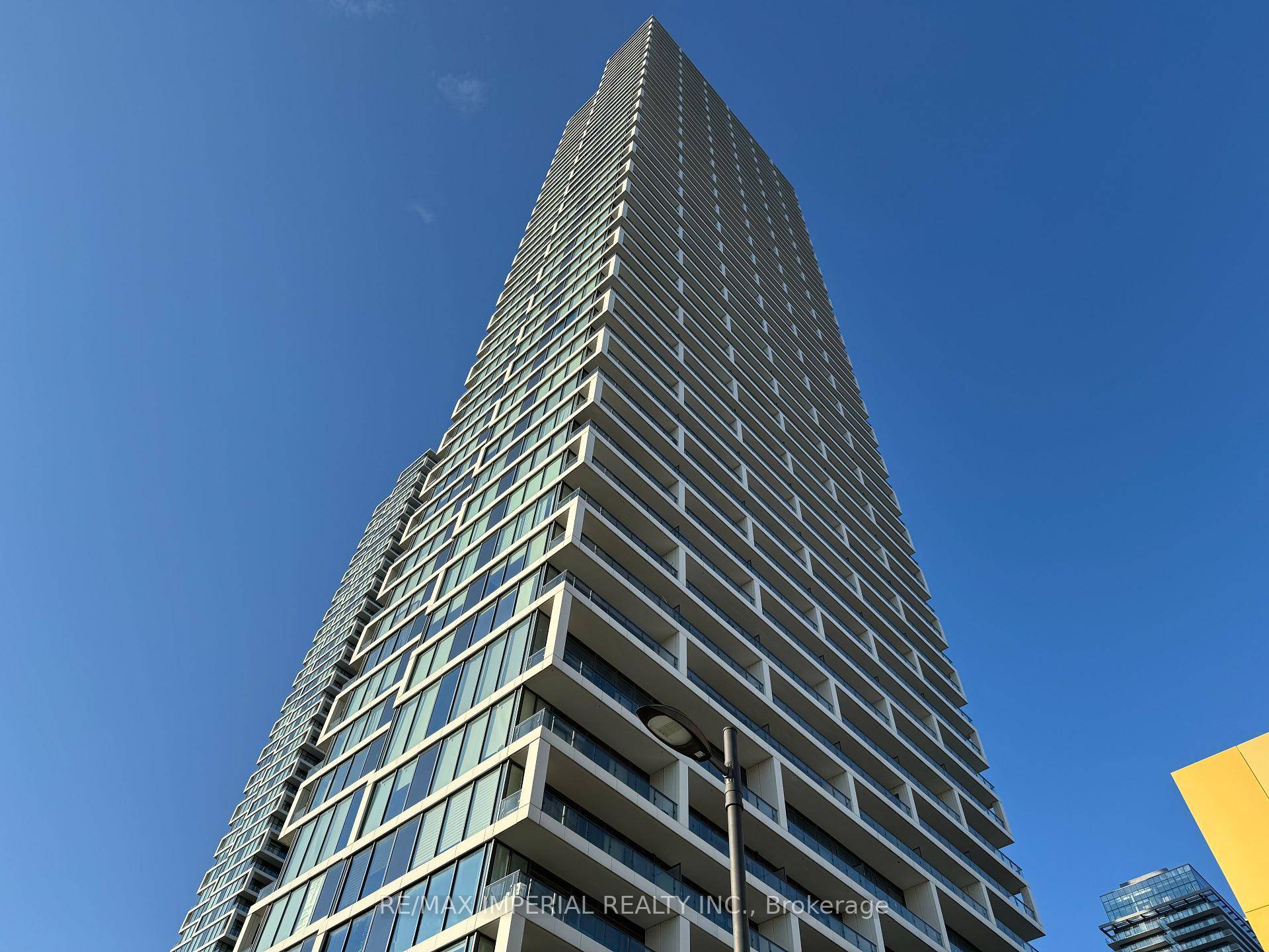Stunning 5 years New 2 Bedroom Study, 2 Bath Suite !