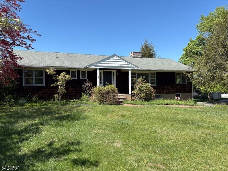 Wonderful opportunity to own an expanded ranch in the heart of Gladstone.