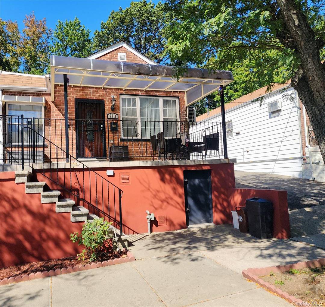 If you are looking for a cozy, bright, and renovated home in pristine condition, you found it !
