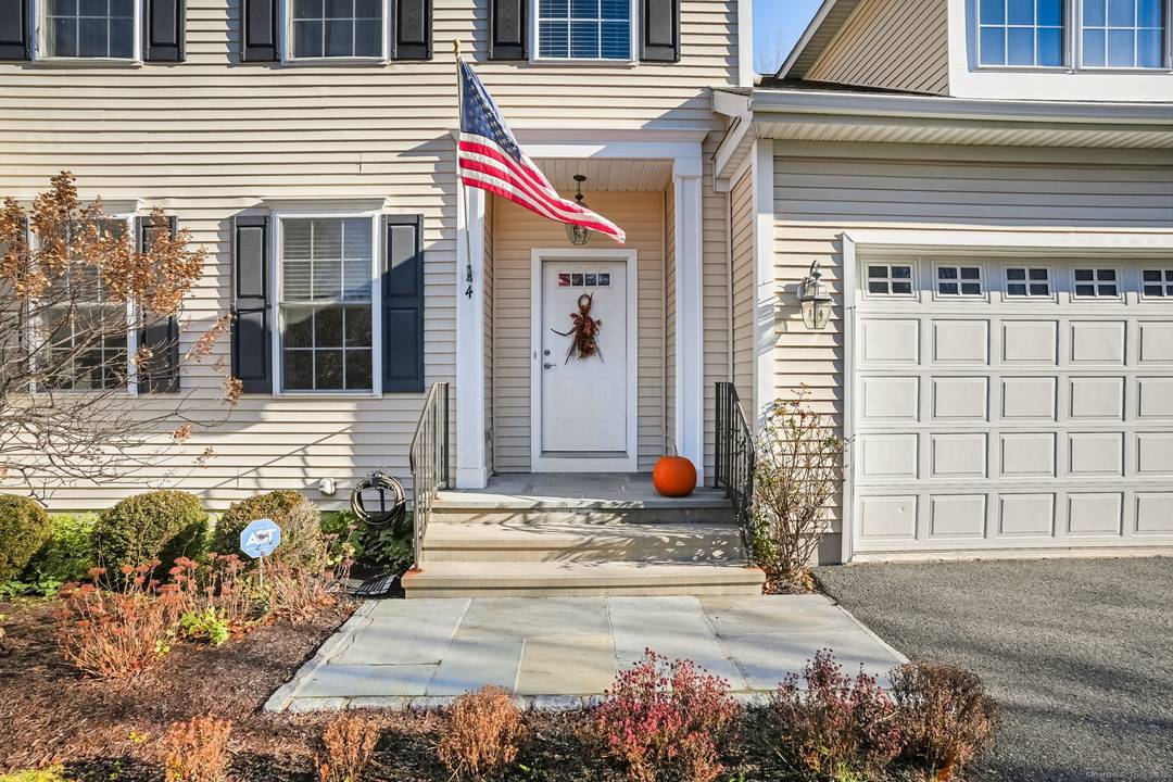 Wonderful like new unit in Bethel Woods condominium community !