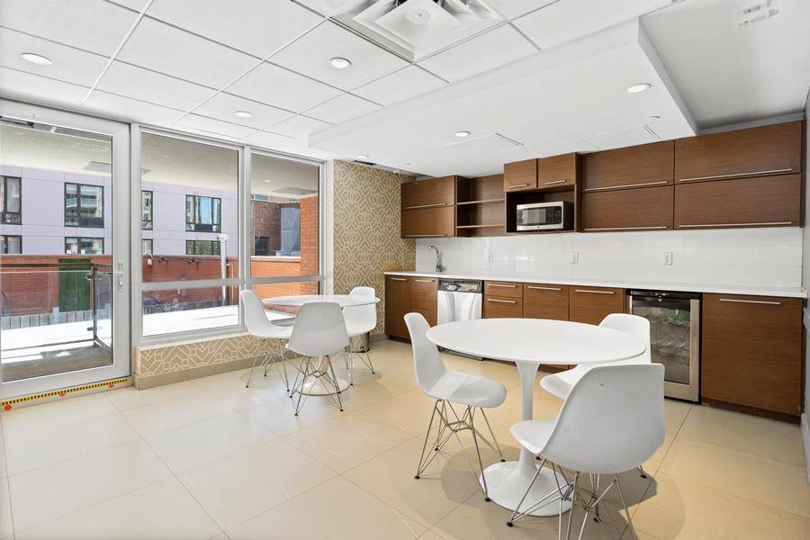 The Crescent Club is a full service modern luxury building in Long Island City, which features amazing 360 degree views of the Manhattan skyline.