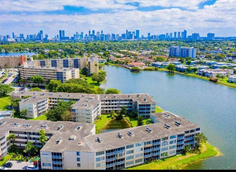 LOOKING FOR A CENTRAL LOCATION CLOSE FROM MIAMI AND FORT LAUDERDALE CITY ?