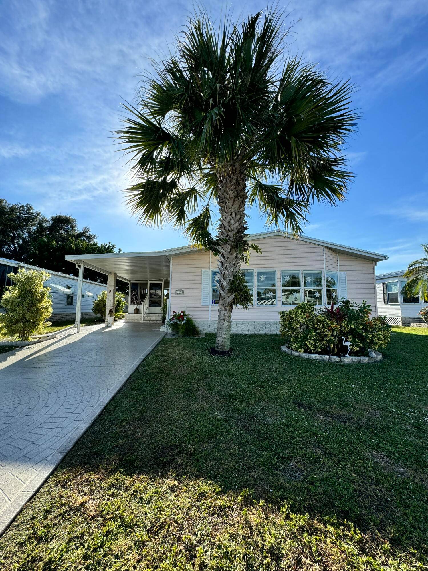 Beautiful 2 bedroom 2 bath home in the very desireable 55 community of Spanish Lakes Fairways.