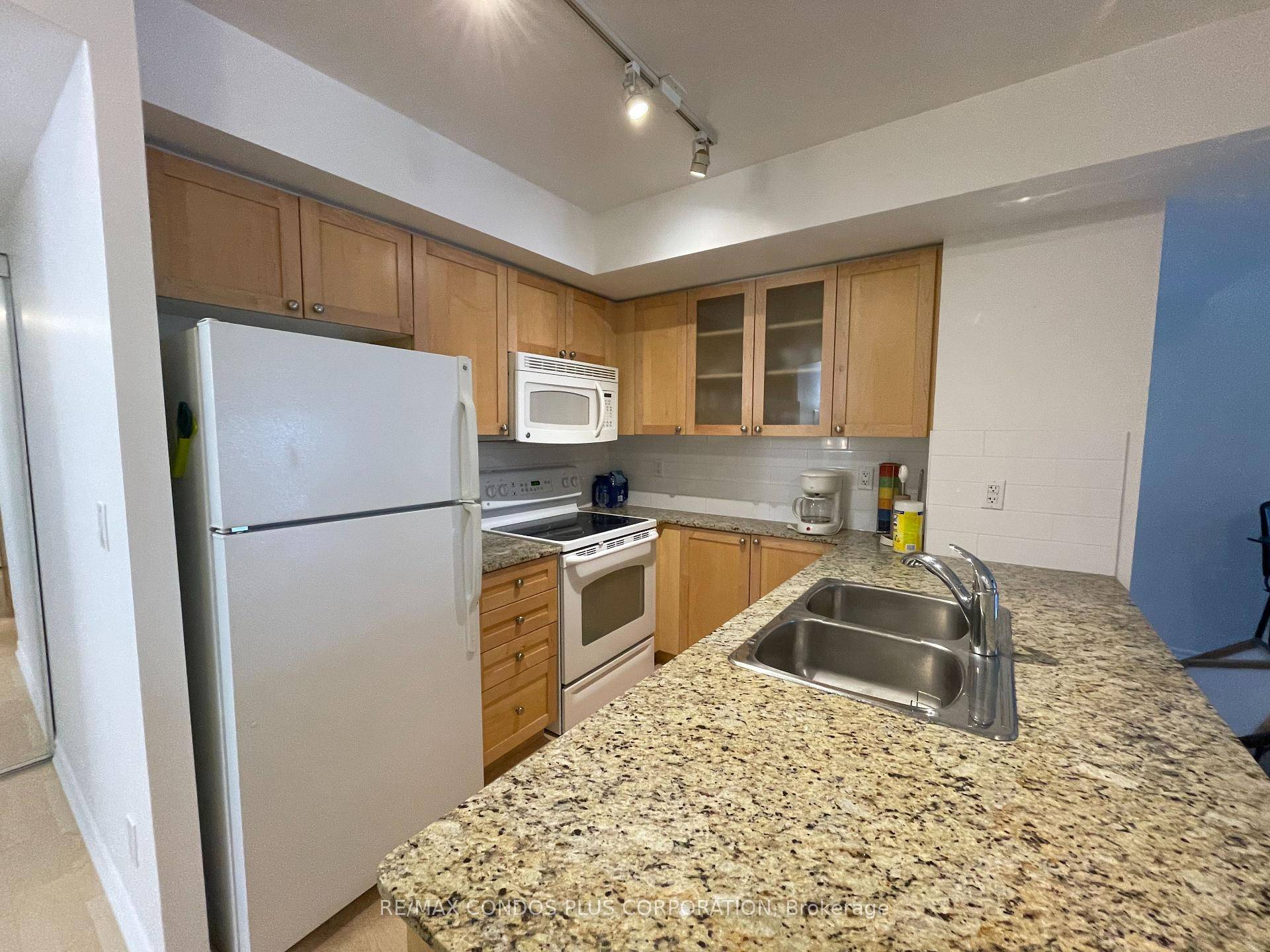Prime Downtown Living ! Welcome To The Highly Coveted Residences Of College Park IIA Luxurious, In Demand Building In The Heart Of The City.