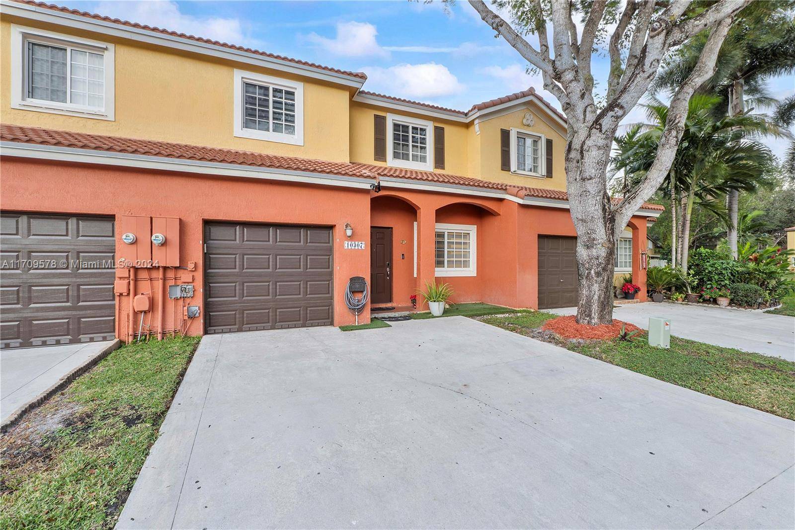 Gorgeous townhouse in Avalon Community with a prime location !