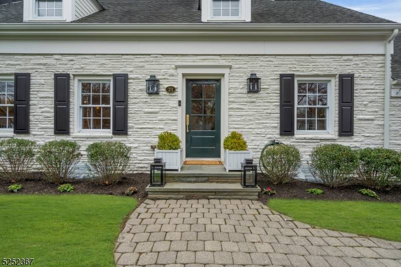 LOCATION, LUXURY, LAND NEIGHBORHOOD !