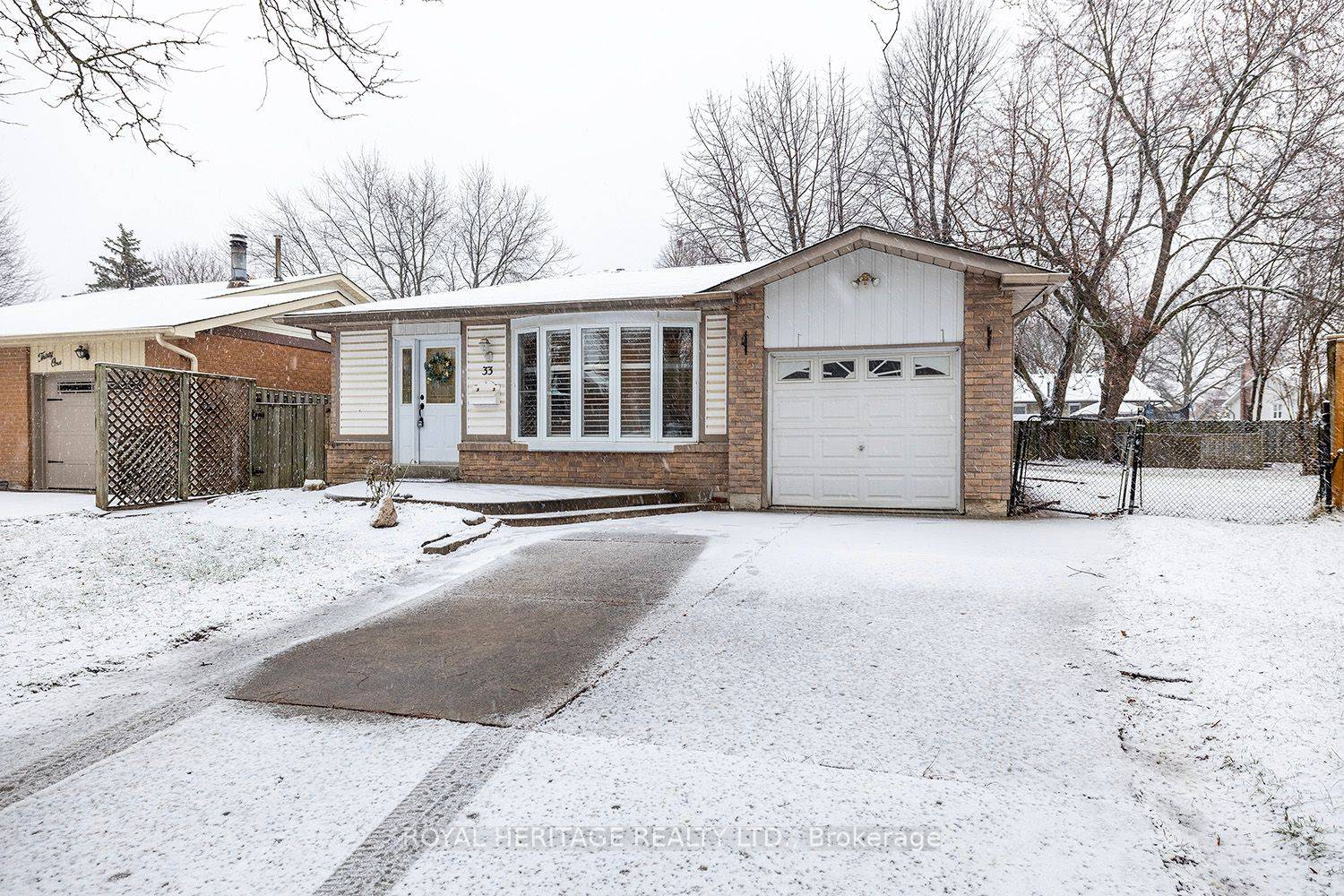 Presenting a charming 3 plus 1 bed detached backsplit on a premium lot in a sought after neighborhood of Lynde Creek.