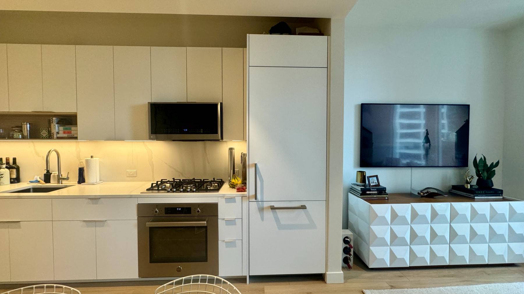 Stunning brand new 1 Bed 1 bath W D in unit condo finishing located in the best rental building in FiDi.