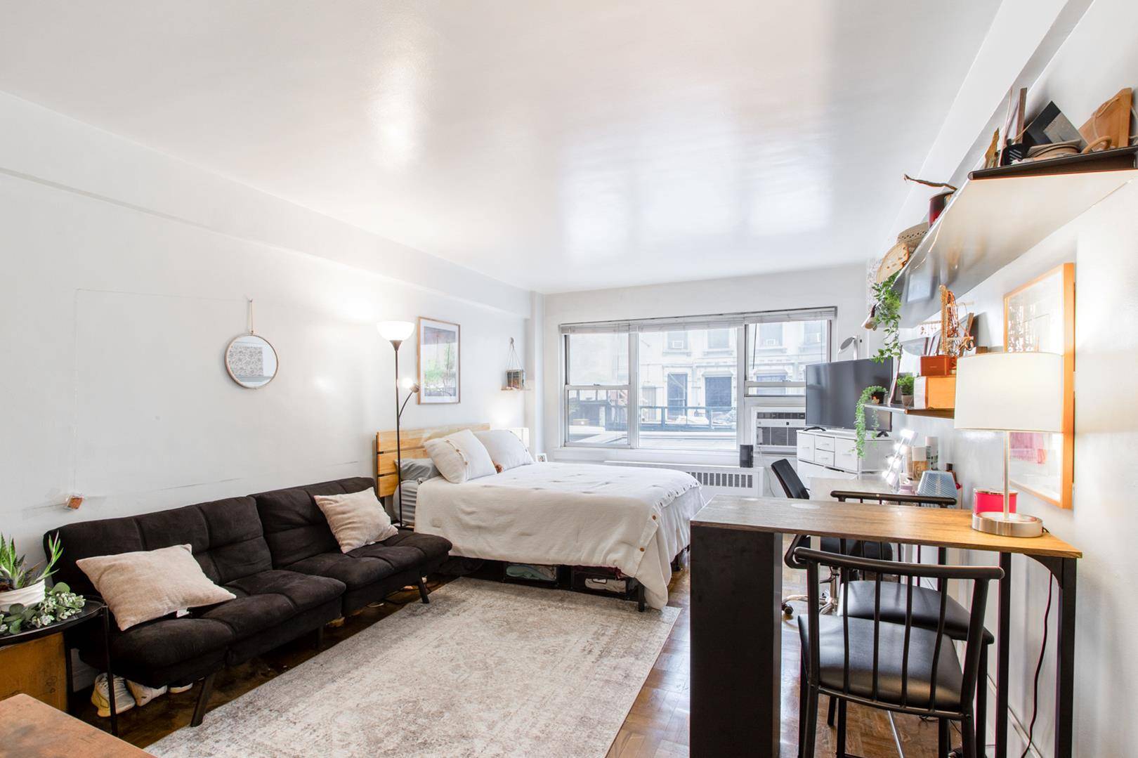 Welcome home to a spacious and sunny studio in the heart of Murray Hill.