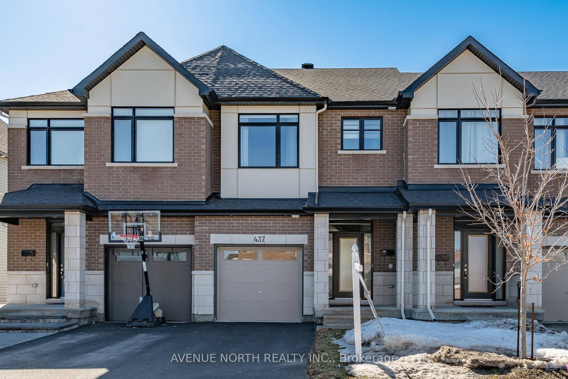 Welcome to 437 Fernside Street, a stunning 3 bed, 3 bath townhome with NO REAR NEIGHBOURS !