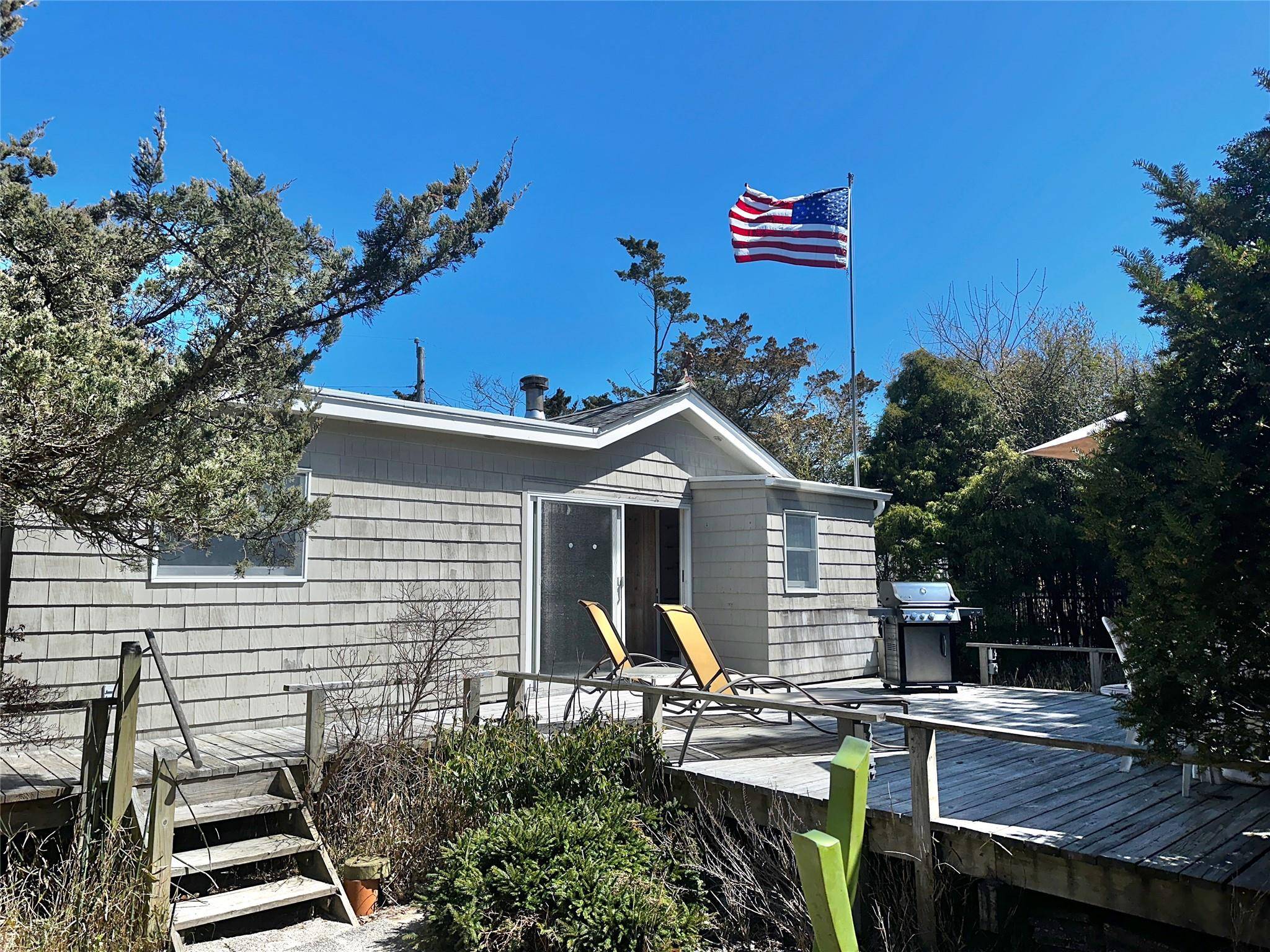 Charming Beach House on the West End of the Grove on a quiet, lovely walk !