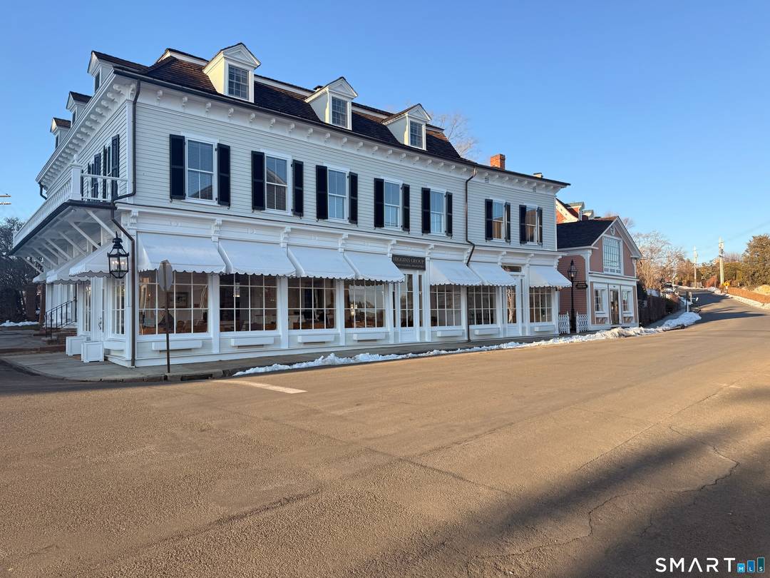 SOUTHPORT VILLAGE TOWNHOUSE With a fabulous location overlooking Southport Harbor, this beautifully and newly renovated, 1516 square foot, one Bedroom, two full Bath, pied a terre is now ready for ...