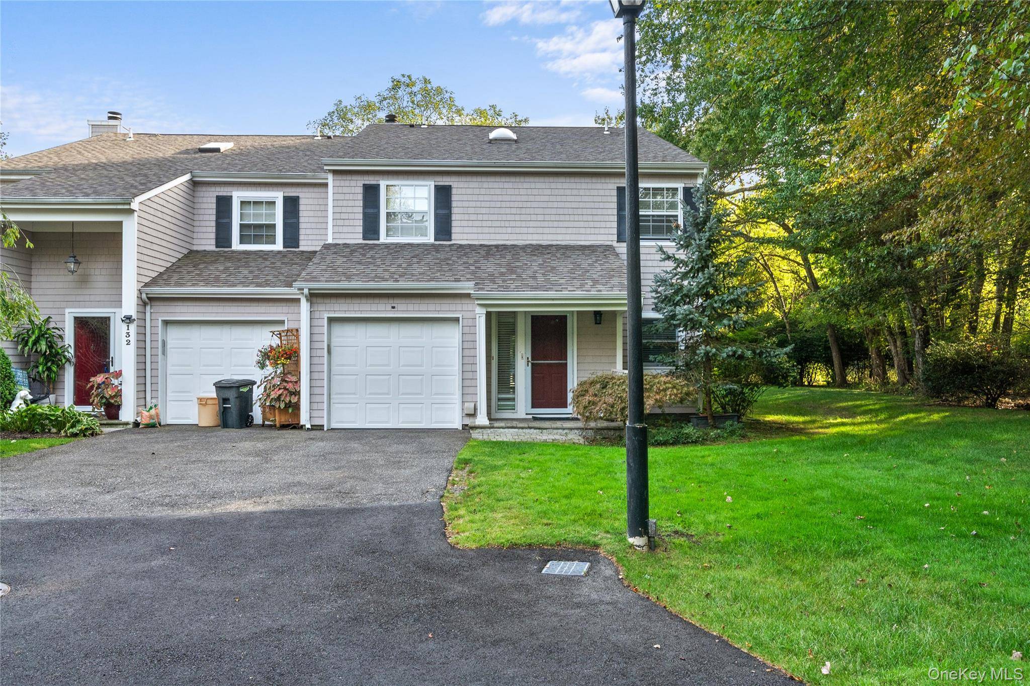 Stunning 3 Bedroom Townhouse in Sunscape, Bay Shore Welcome to this light filled, beautifully maintained end unit townhouse in the highly desirable Sunscape community in Bay Shore, NY.